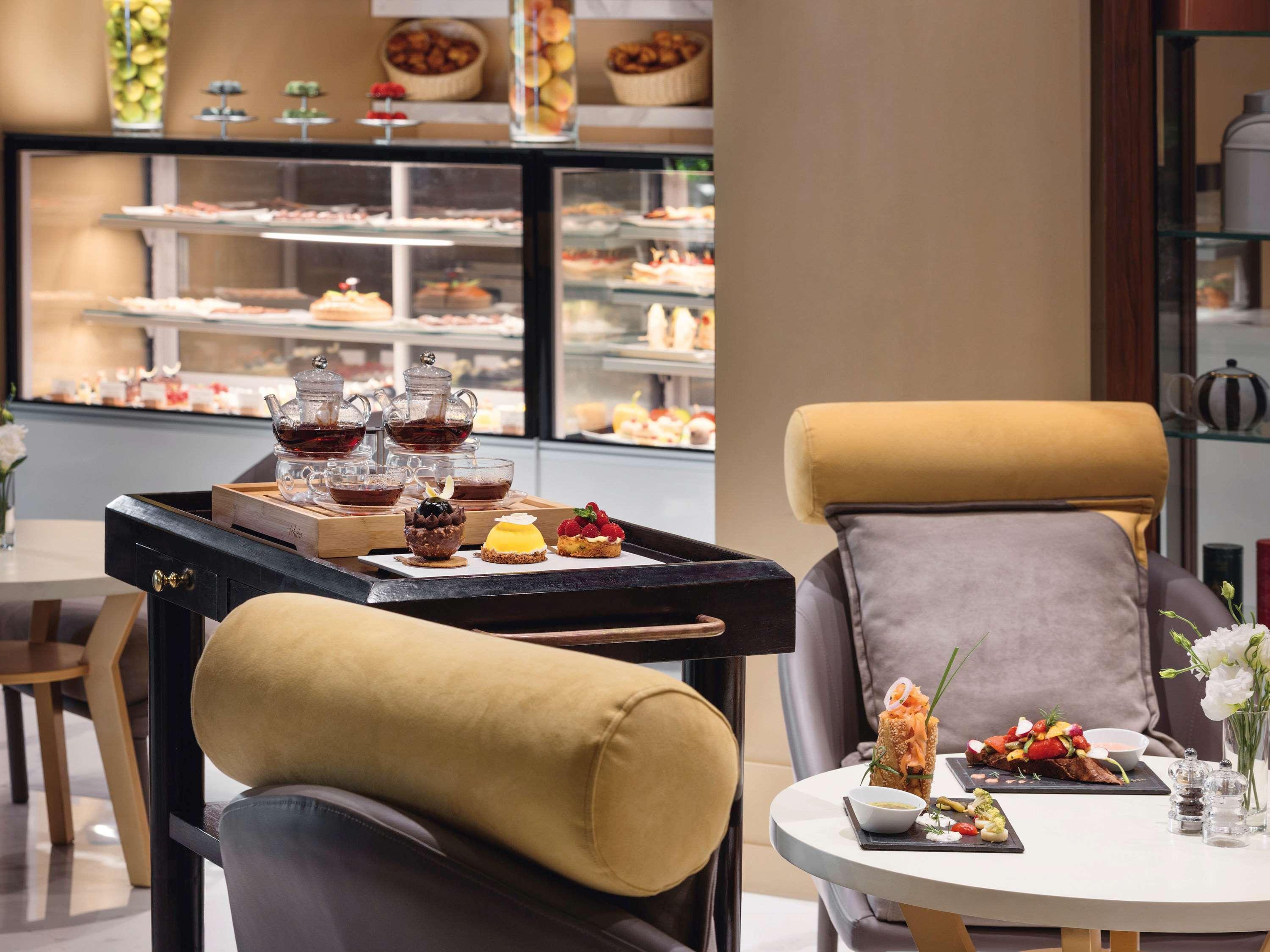 Moevenpick Hotel & Casino Malabata Tanger Exterior foto The Lounge at the airport