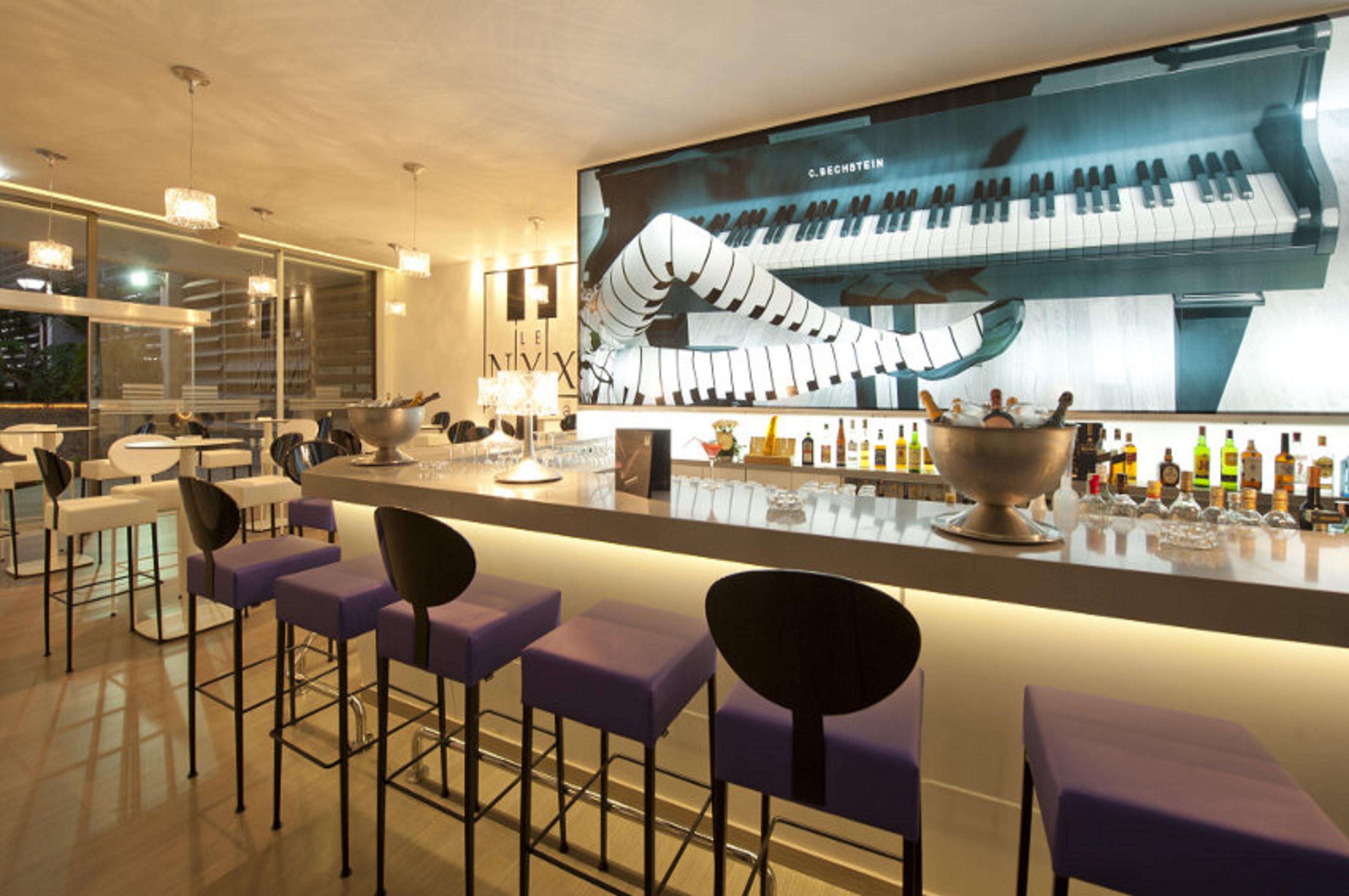 Moevenpick Hotel & Casino Malabata Tanger Exterior foto The bar at the 100 Queen's Gate
