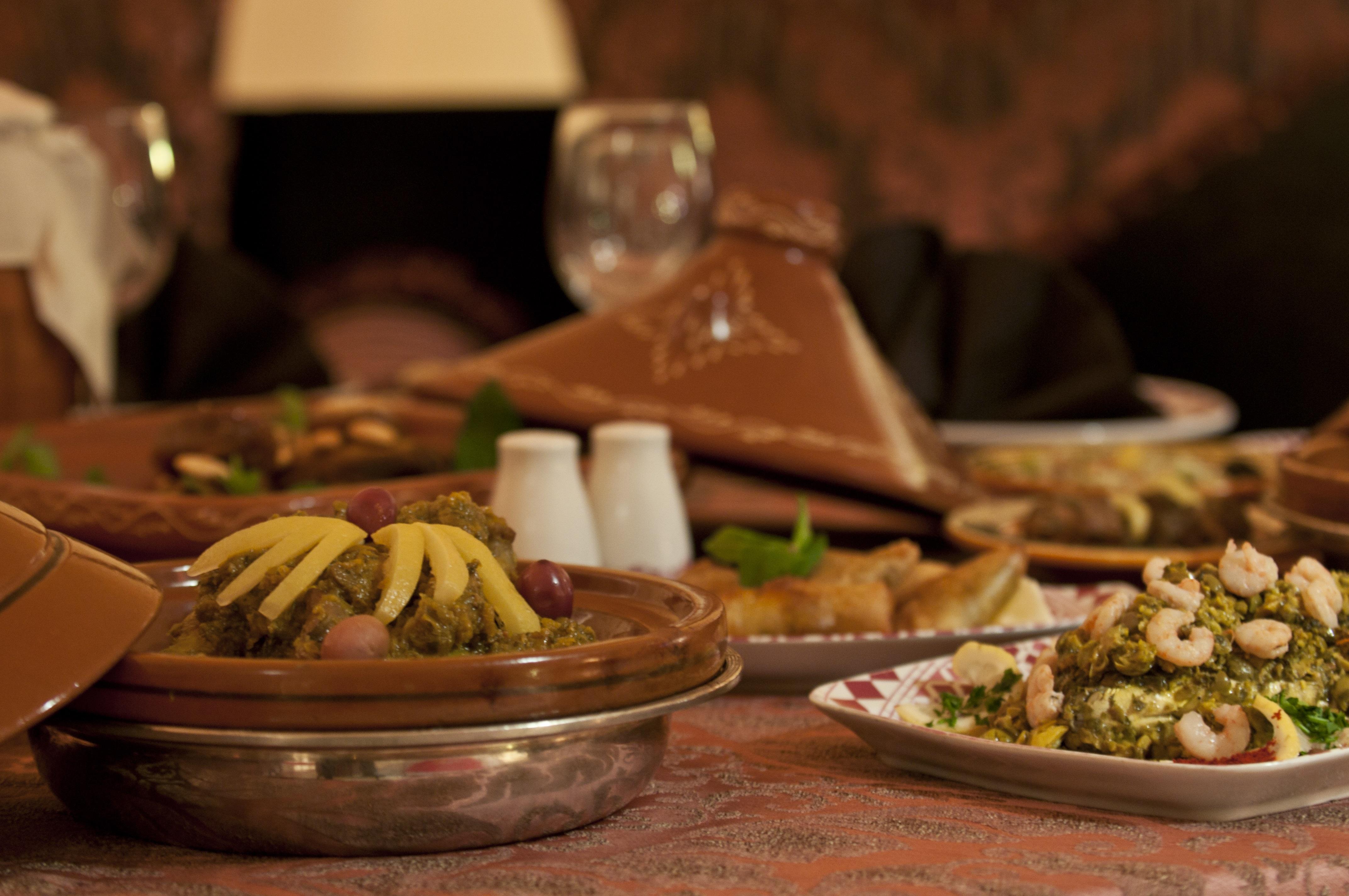 Moevenpick Hotel & Casino Malabata Tanger Exterior foto A selection of Moroccan cuisine