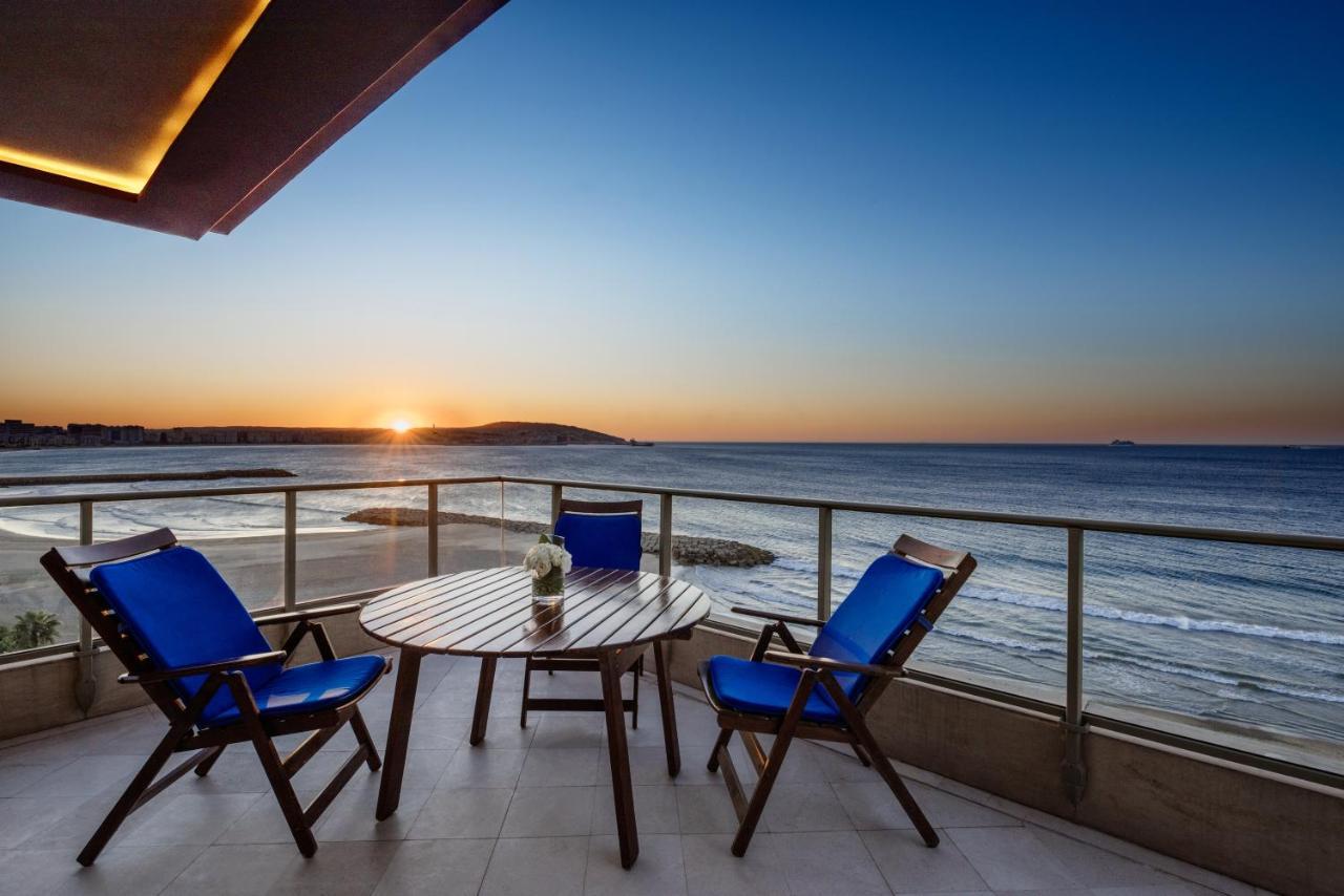 Moevenpick Hotel & Casino Malabata Tanger Exterior foto Sunset at the beach