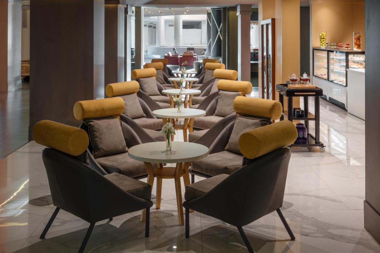 Moevenpick Hotel & Casino Malabata Tanger Exterior foto The lounge at the airport